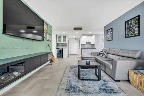 220 Lakeview Dr # 308, Weston FL 33326