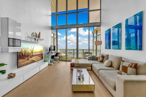 1100 Biscayne Blvd # 4305, Miami FL 33132