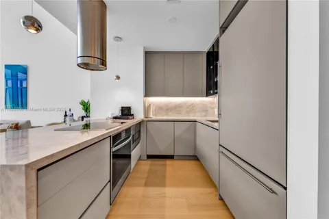 1100 Biscayne Blvd # 4305, Miami FL 33132