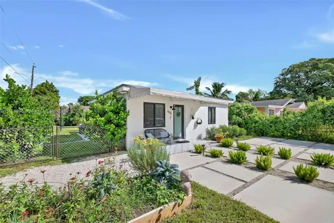 595 NW 101st St, Miami FL 33150