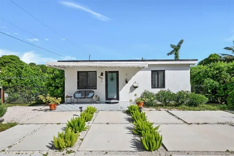 595 NW 101st St, Miami FL 33150