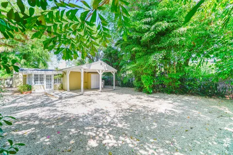 6290 SW 70th St, South Miami FL 33143