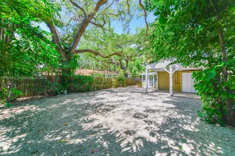 6290 SW 70th St, South Miami FL 33143
