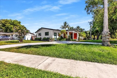 5890 SW 13th St, Plantation FL 33317