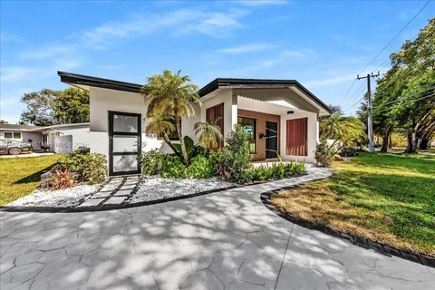 5890 SW 13th St, Plantation FL 33317