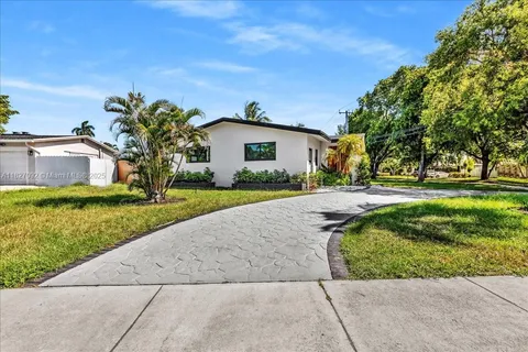 5890 SW 13th St, Plantation FL 33317