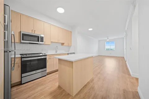 10170 SW 7th St # 405, Pembroke Pines FL 33025