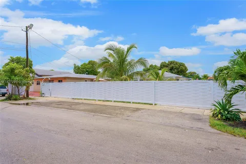 2247 NW 2nd St, Miami FL 33125