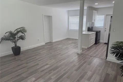 825 NW 127th St, North Miami FL 33168