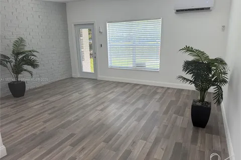 825 NW 127th St, North Miami FL 33168