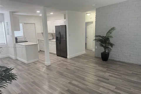 825 NW 127th St, North Miami FL 33168