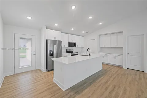 1008 NW 10th St, Cape Coral FL 33993