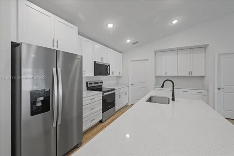 1008 NW 10th St, Cape Coral FL 33993