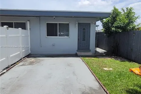 3042 NW 27th St # B, Miami FL 33142