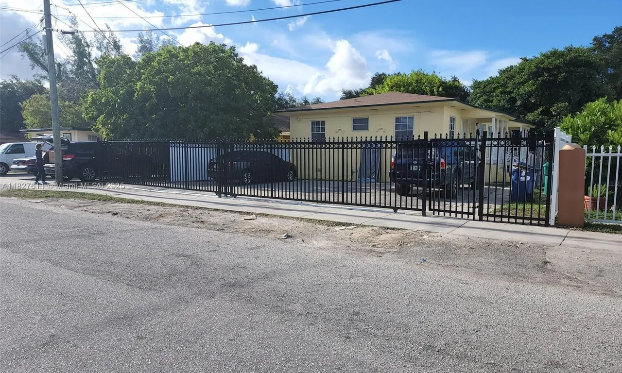 2729 NW 47th St, Miami FL 33142