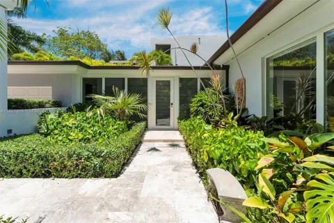 5055 N Bay Rd, Miami Beach FL 33140