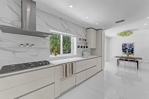 5055 N Bay Rd, Miami Beach FL 33140