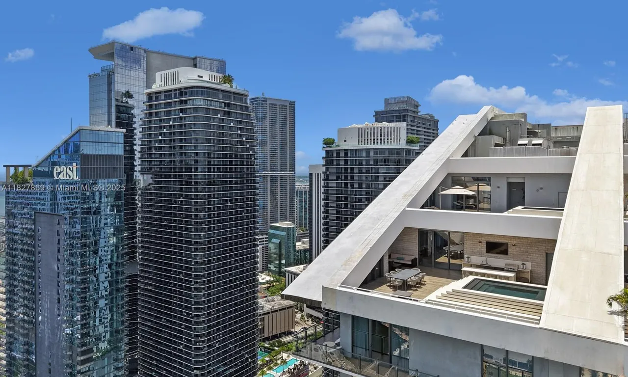88 SW 7th St, Miami FL 33130