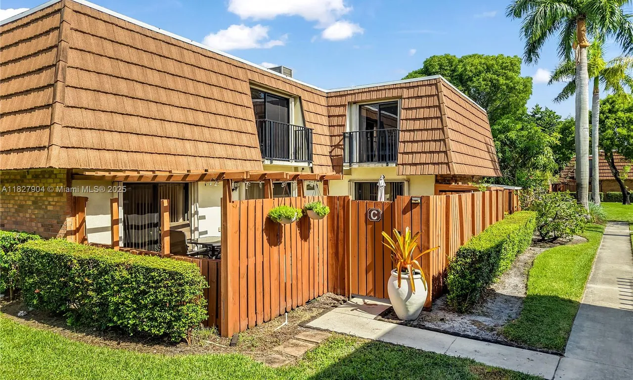 9109 SW 20th St, Davie FL 33324