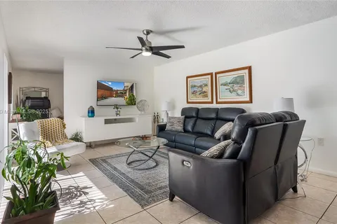 9109 SW 20th St, Davie FL 33324