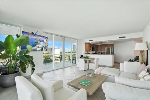 10 Venetian Way # 604, Miami Beach FL 33139