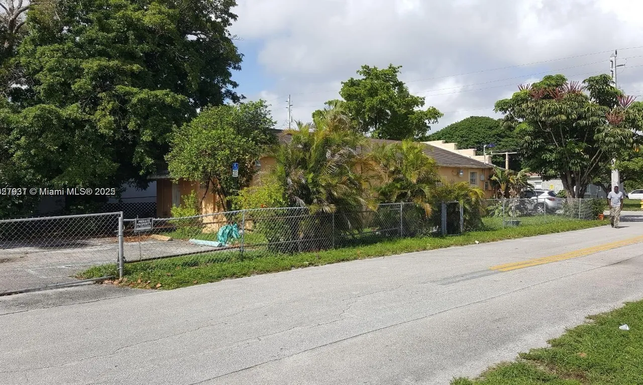520 NW 2nd Ave, Hallandale Beach FL 33009