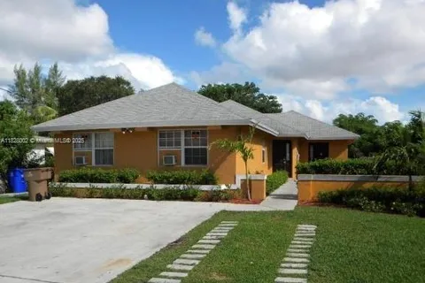 165 SW 5th Ct, Deerfield Beach FL 33441