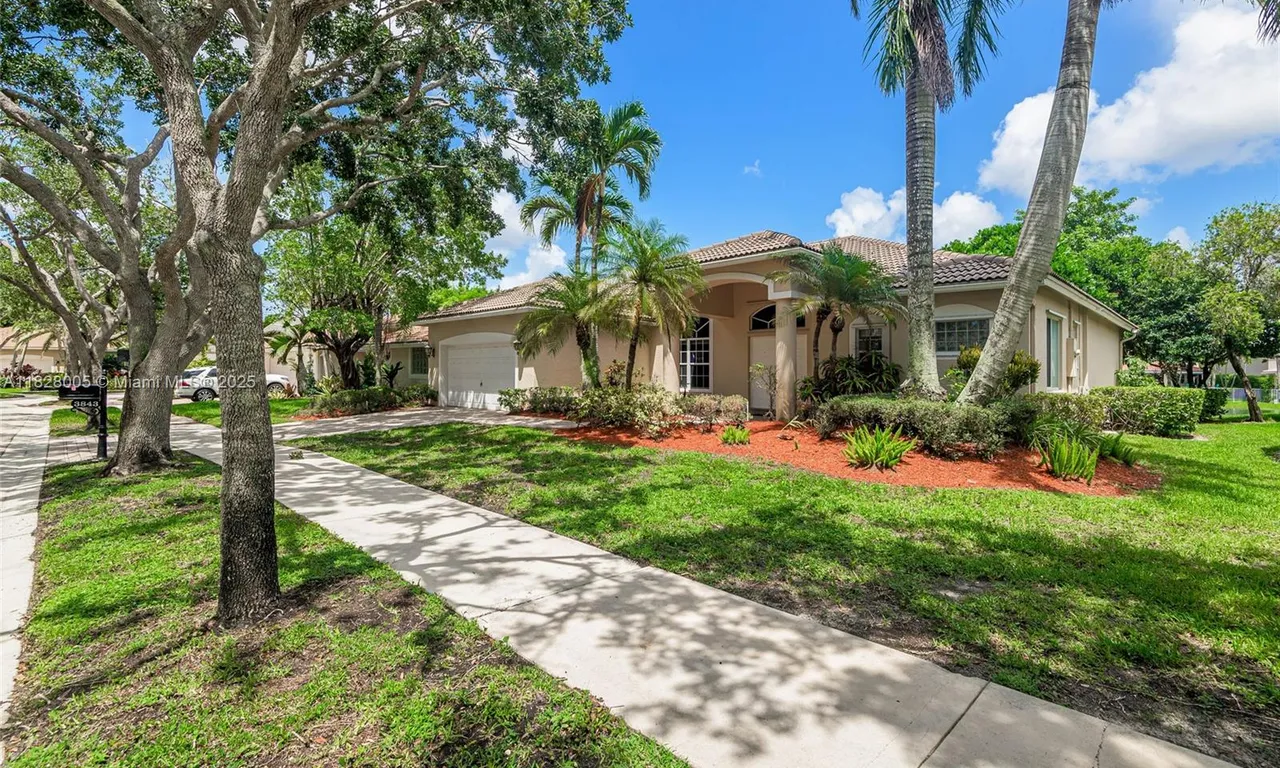 3843 Oak Ridge Cir, Weston FL 33331