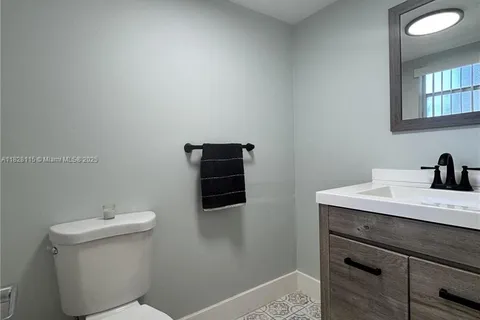 4050 NW 42nd Ave # 315, Lauderdale Lakes FL 33319