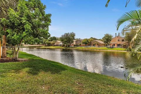 10370 NW 11th St, Plantation FL 33322