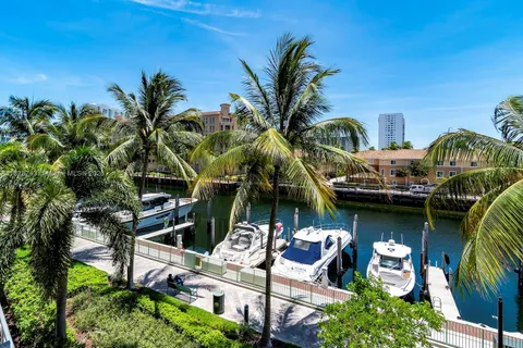 2950 NE 188th St # 202, Aventura FL 33180
