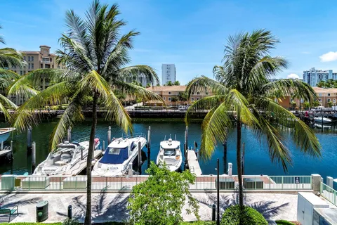 2950 NE 188th St # 202, Aventura FL 33180