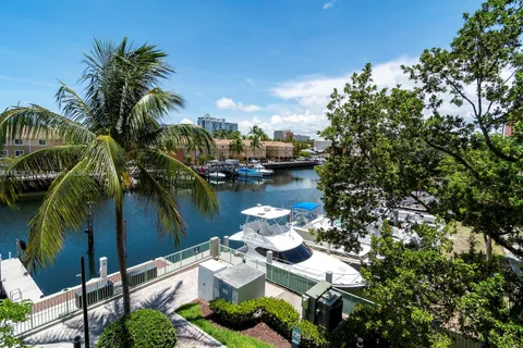 2950 NE 188th St # 202, Aventura FL 33180