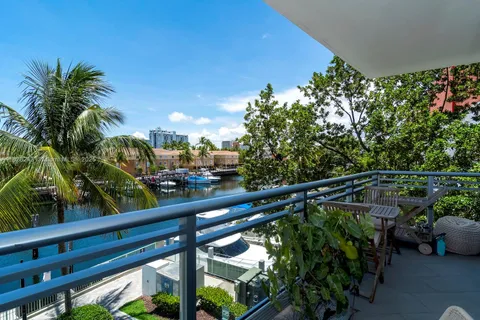 2950 NE 188th St # 202, Aventura FL 33180