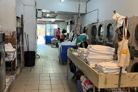 100 SW 17 ave, Miami FL 33135