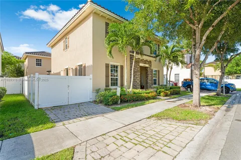 16946 SW 90th Terr Ci, Miami FL 33196