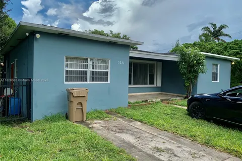 5221 Orange Dr, Davie FL 33314