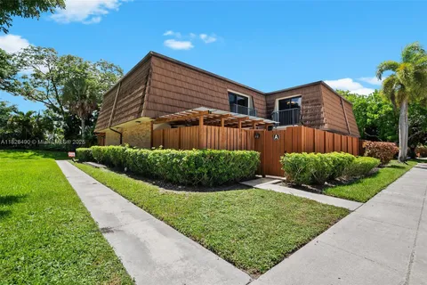 9112A SW 20th St, Davie FL 33324