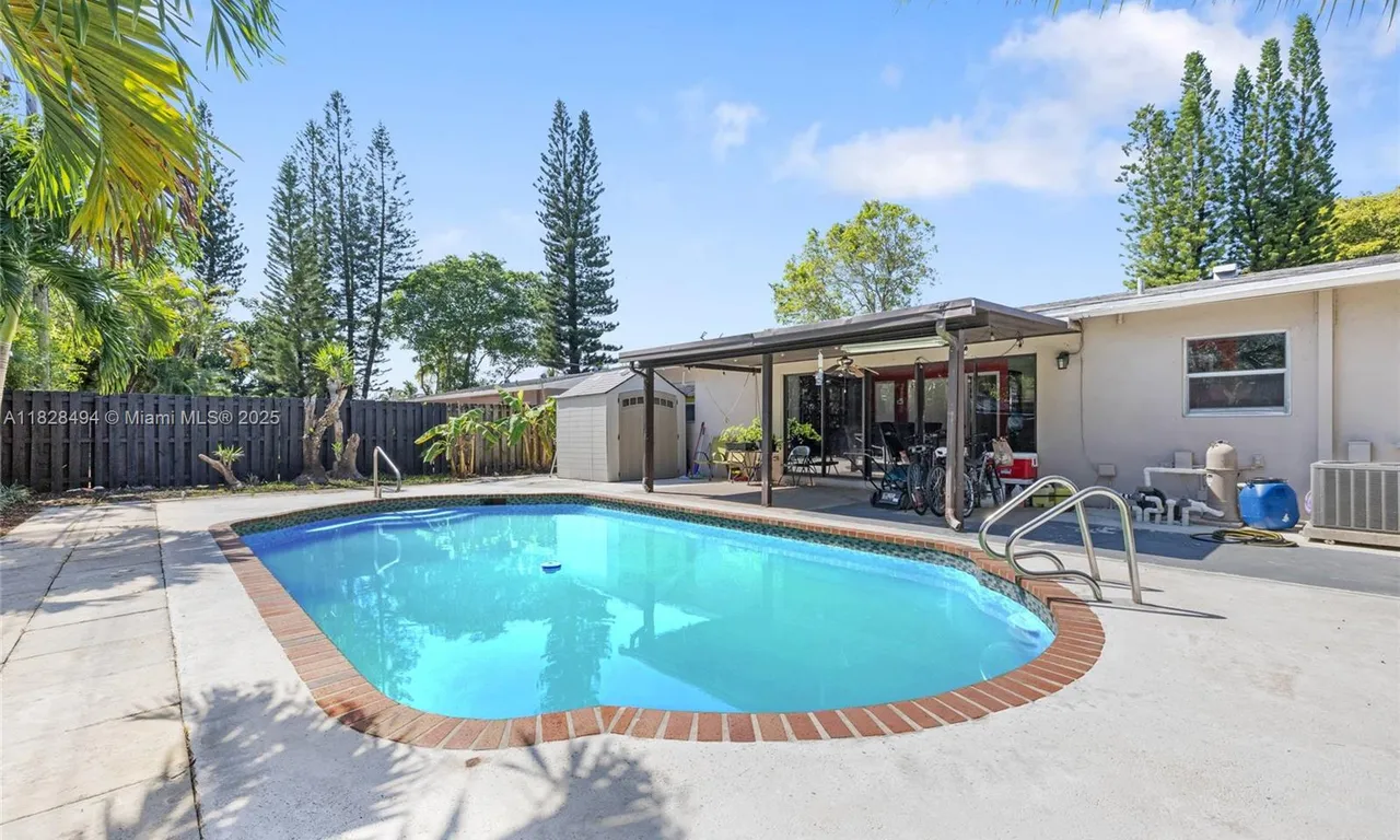 4960 SW 5th St, Margate FL 33068
