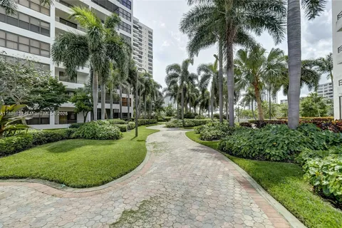 2500 Parkview Dr # 607, Hallandale Beach FL 33009