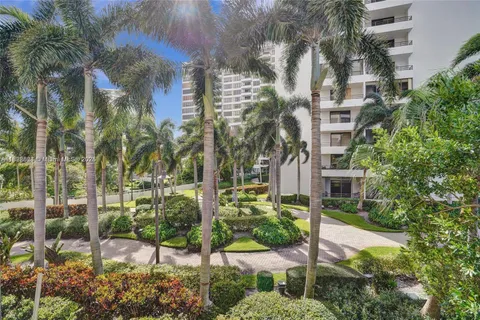 2500 Parkview Dr # 607, Hallandale Beach FL 33009