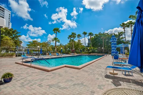 2500 Parkview Dr # 607, Hallandale Beach FL 33009