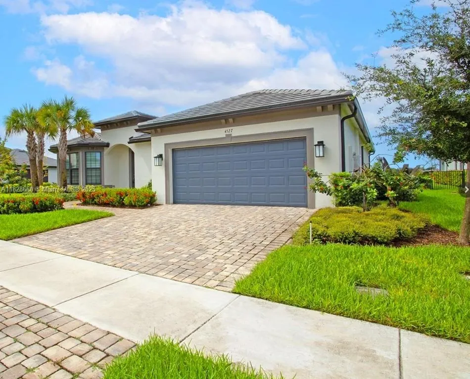4527 Blessed Place Dr, Oakland Park FL 33309