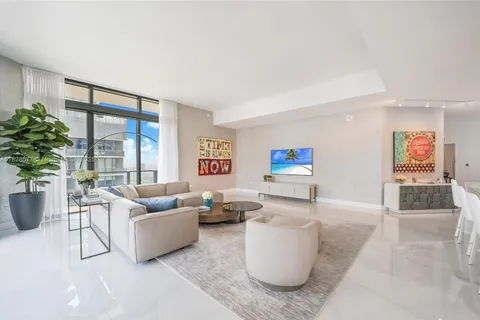 88 SW 7th St # 4101, Miami FL 33130