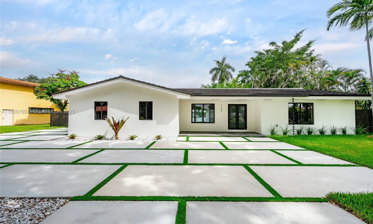 7101 E Troon Cir, Miami Lakes FL 33014