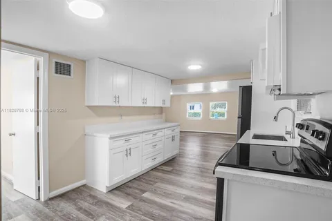212 SW 11th St, Dania Beach FL 33004