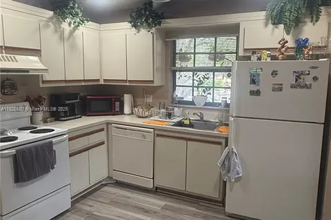 3655 NW 94th Ave # 8H, Sunrise FL 33351
