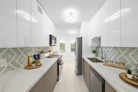 12501 SW 14th St # 313R, Pembroke Pines FL 33027