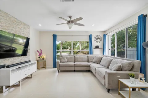 831 SW 178th Way, Pembroke Pines FL 33029