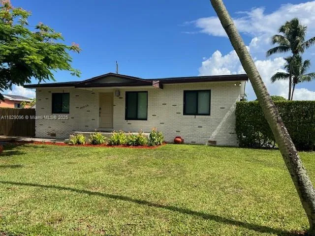 10035 Pan American Dr, Cutler Bay FL 33189